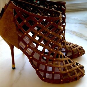 Brand new runway Gucci suede stilettos. Size 9.  Mushroom suede.